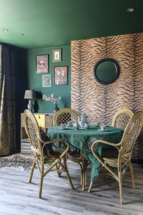 The Emerald Suite by Margate Suites